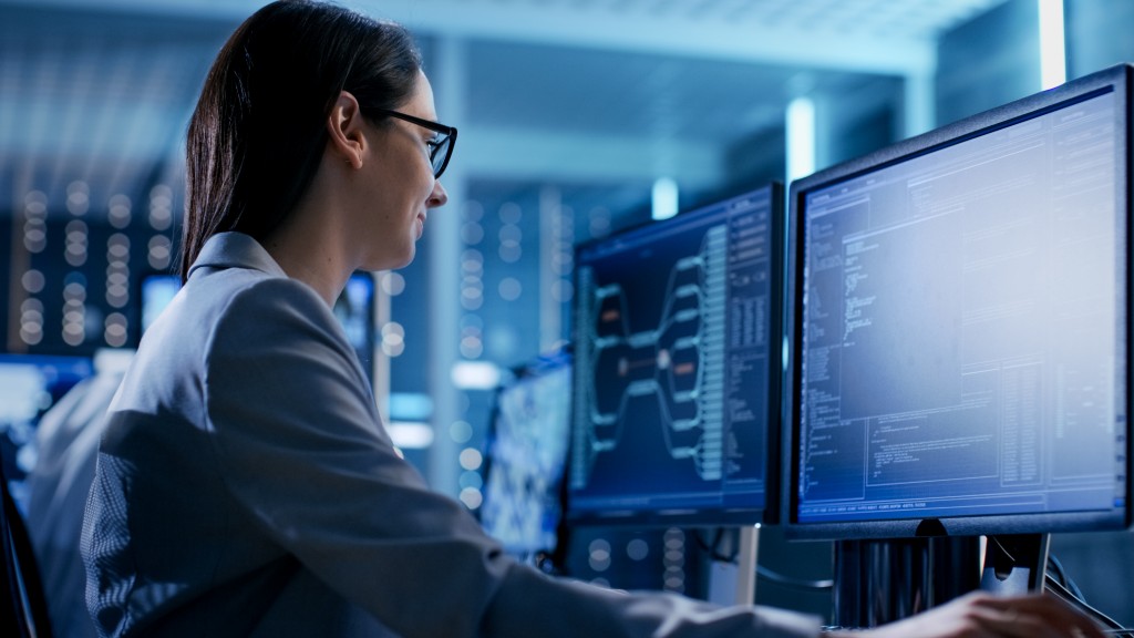 Female IT doing Cybersecurity