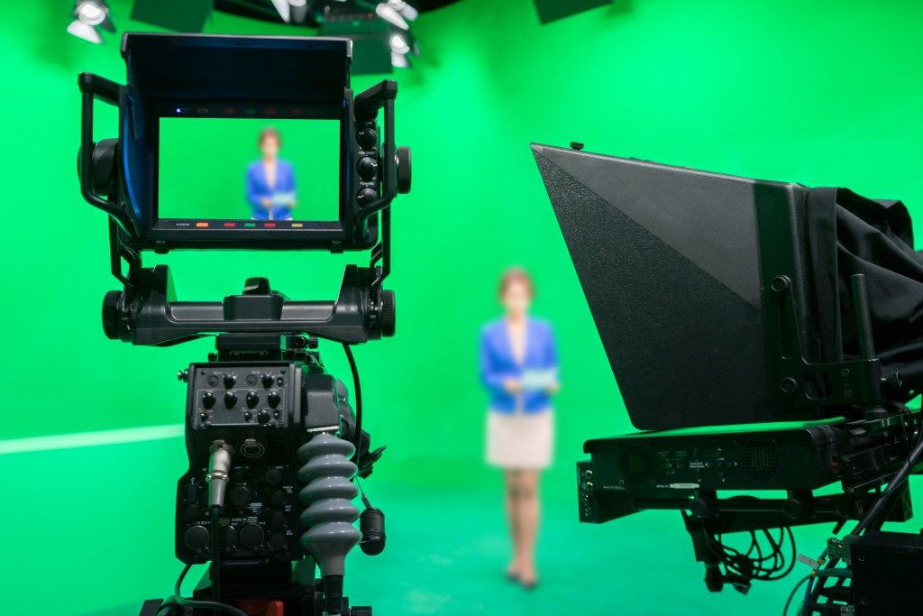 Woman in front of the green screen