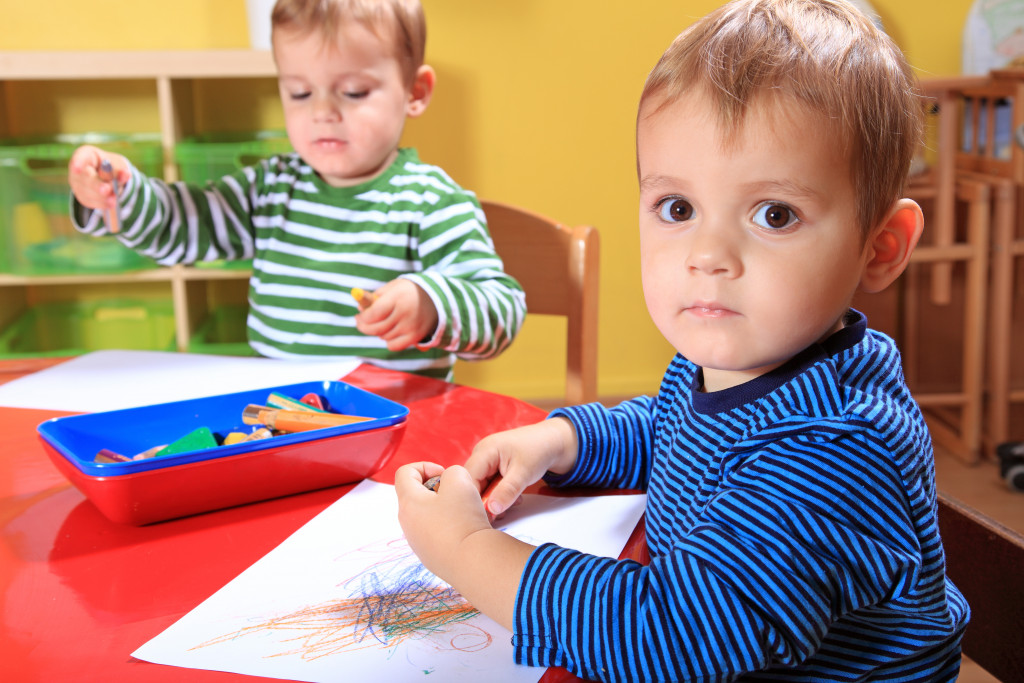 children using crayons